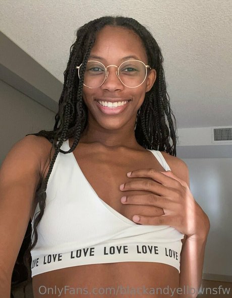 blackandyellownsfw hot actress img