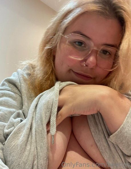 beatips pornographic model image