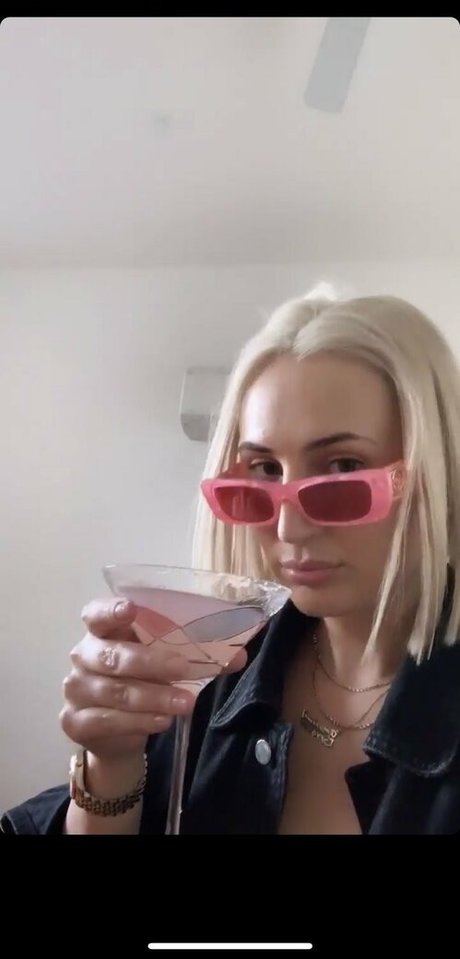 Seshemetka model nudes images