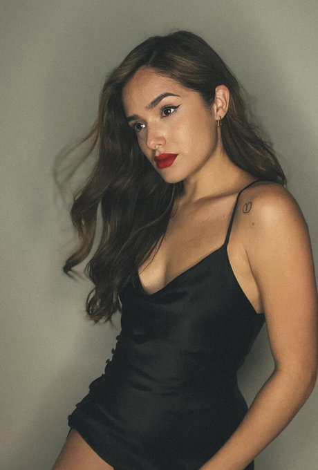 Chachi Gonzales model hot photo