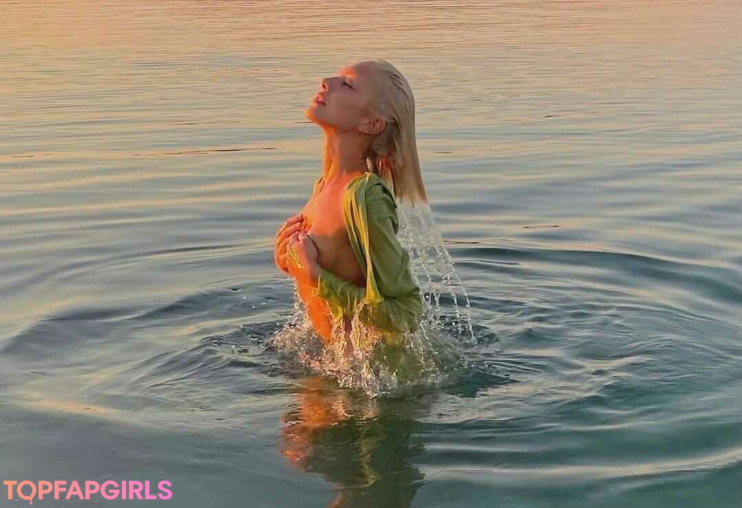 Manahou Mackay model naked images