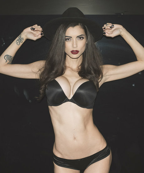 LeeAnna Vamp hot actress photos