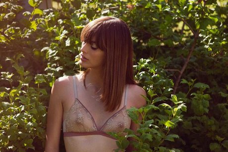 Louise Follain star nude photo