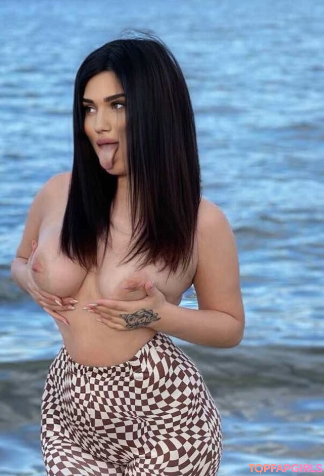 Elsakr model top galleries