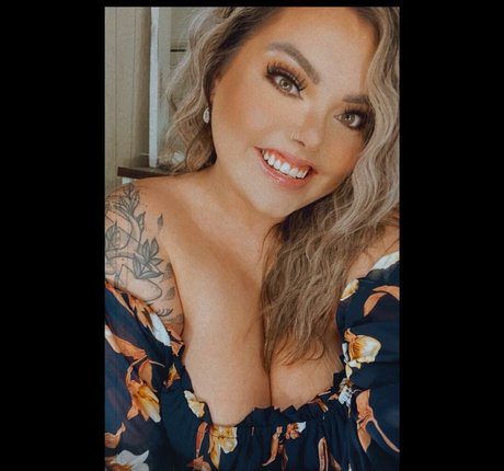 Lilly Zamora sex model img