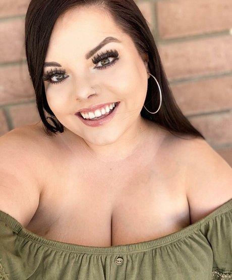 Lilly Zamora model pretty pictures