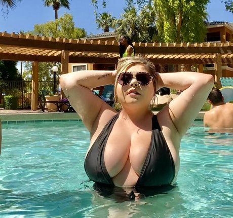 Lilly Zamora model hot picture