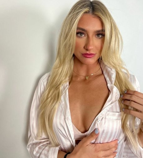 Hannah CookBarstool model pretty photo