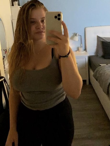 Aline Zwahlen model free image