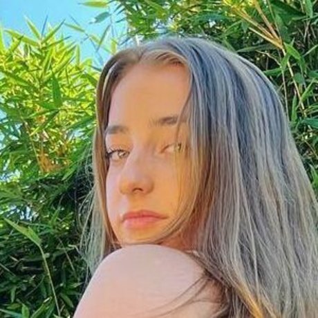 issye fitness naked model image