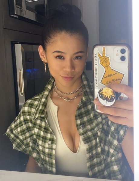 Leah Lewis nice model gallery