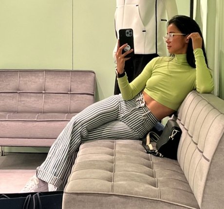 Leah Lewis pretty star image