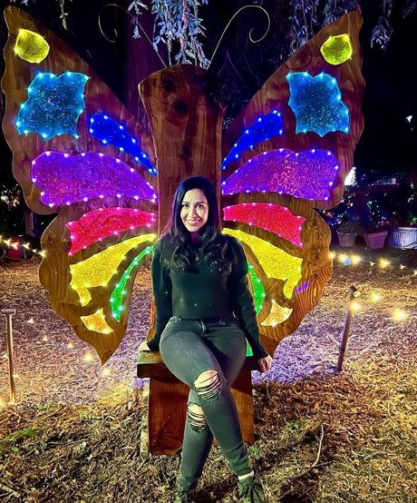 Dena TakruriAJ_ top profile image