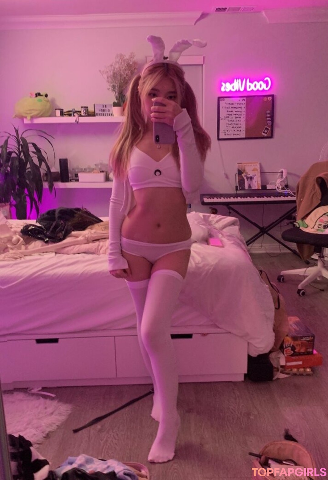 Yuyu Monster star nude pic