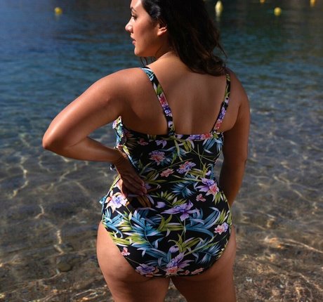 Yasmine MInovski nude actress galleries