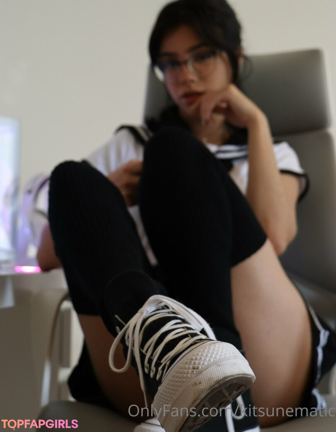 adestoex pretty model pic