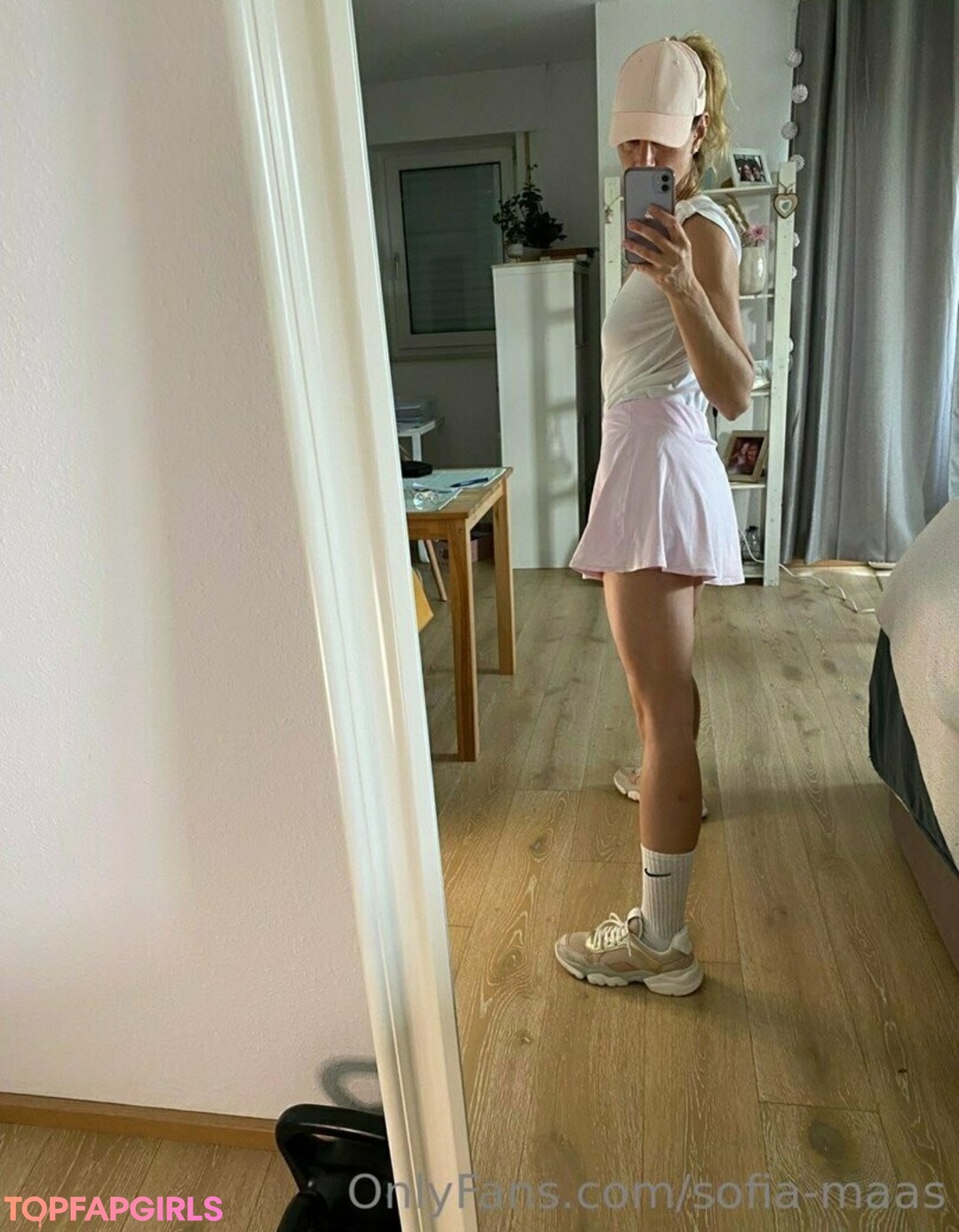 Sofia Maas nude model img