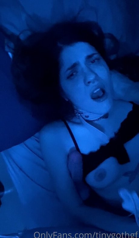 TInyGothGF sexy star pic
