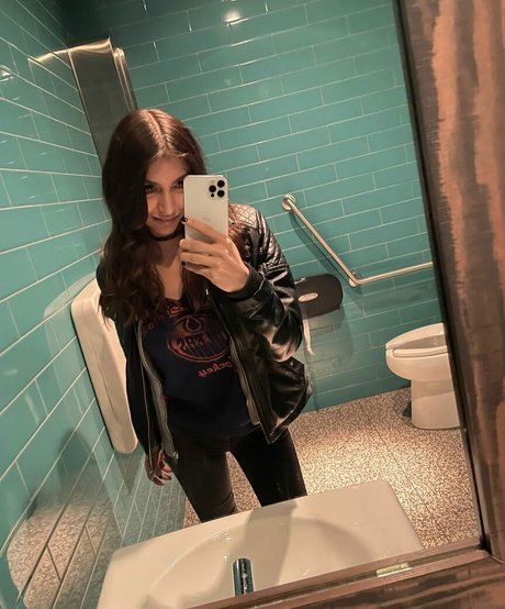 ChloeNight exclusive model galleries