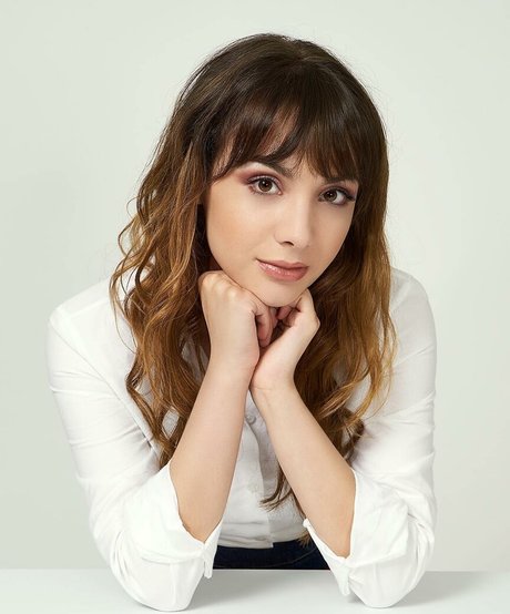 Hannah Marks erotic actress gallery