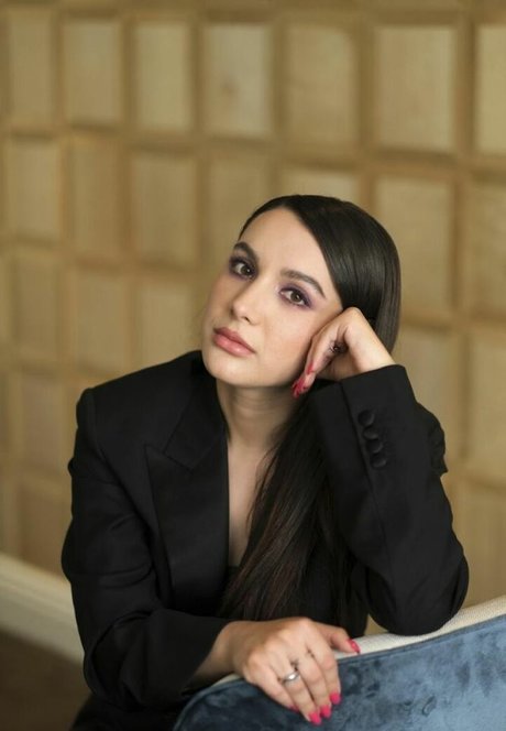 Hannah Marks star sexy photo