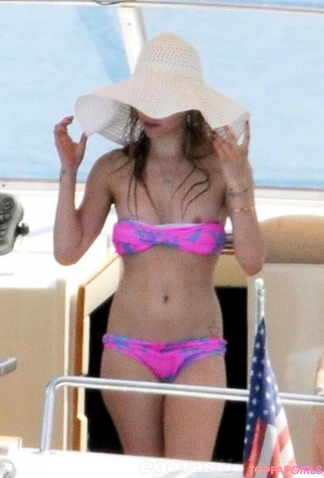 Avril Levigne pornographic actress img
