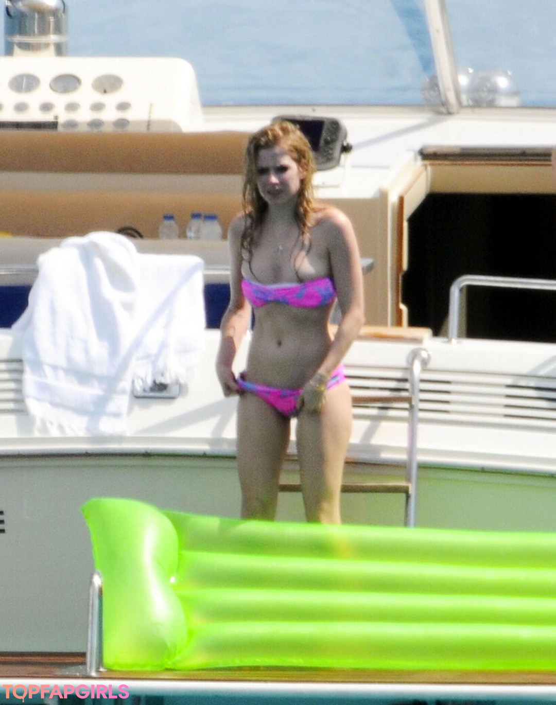 Avril Levigne model sexy galleries