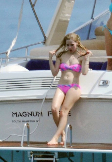 Avril Levigne star xxx image