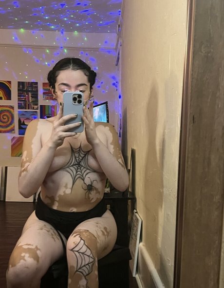 ummmbzupcsdown nude model picture