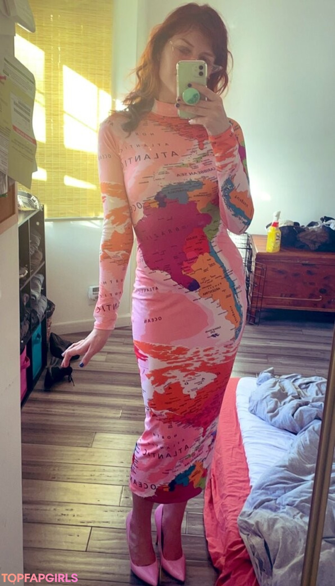 SmokeAndSomno pornstar nude image
