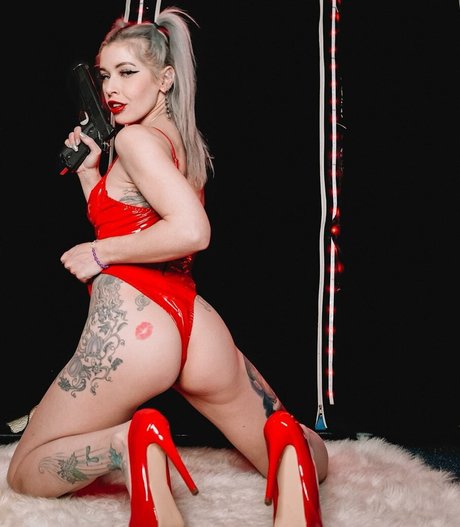 EmyleesKaliber star naked photo