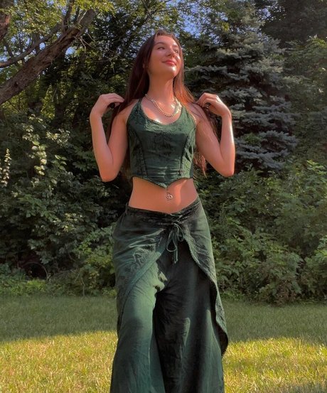 amirastar212 model top photo