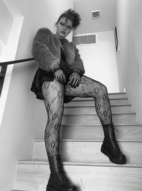 Camren Bicondova hot star img