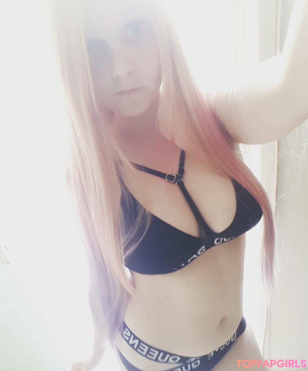 Dee Mented pretty model photo