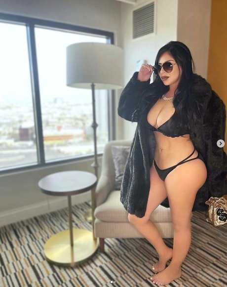 Champagne Chronicles star hot pics