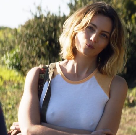 Leila George star naked photo