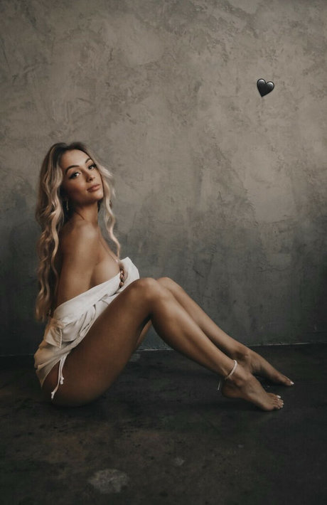 Ambrielle art model photos