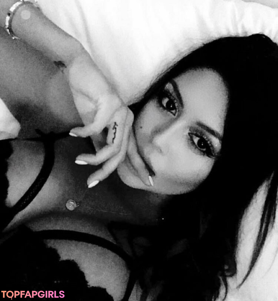 Miranda Vixen naked model img