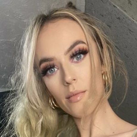 Courtney Holmes beautiful star photos