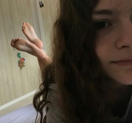 skinny brunette onlyfans top gallery