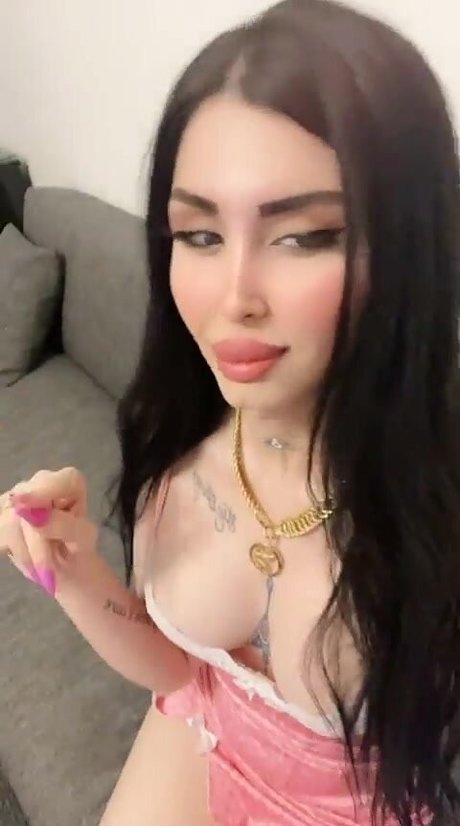 Mira Nouri art model photo