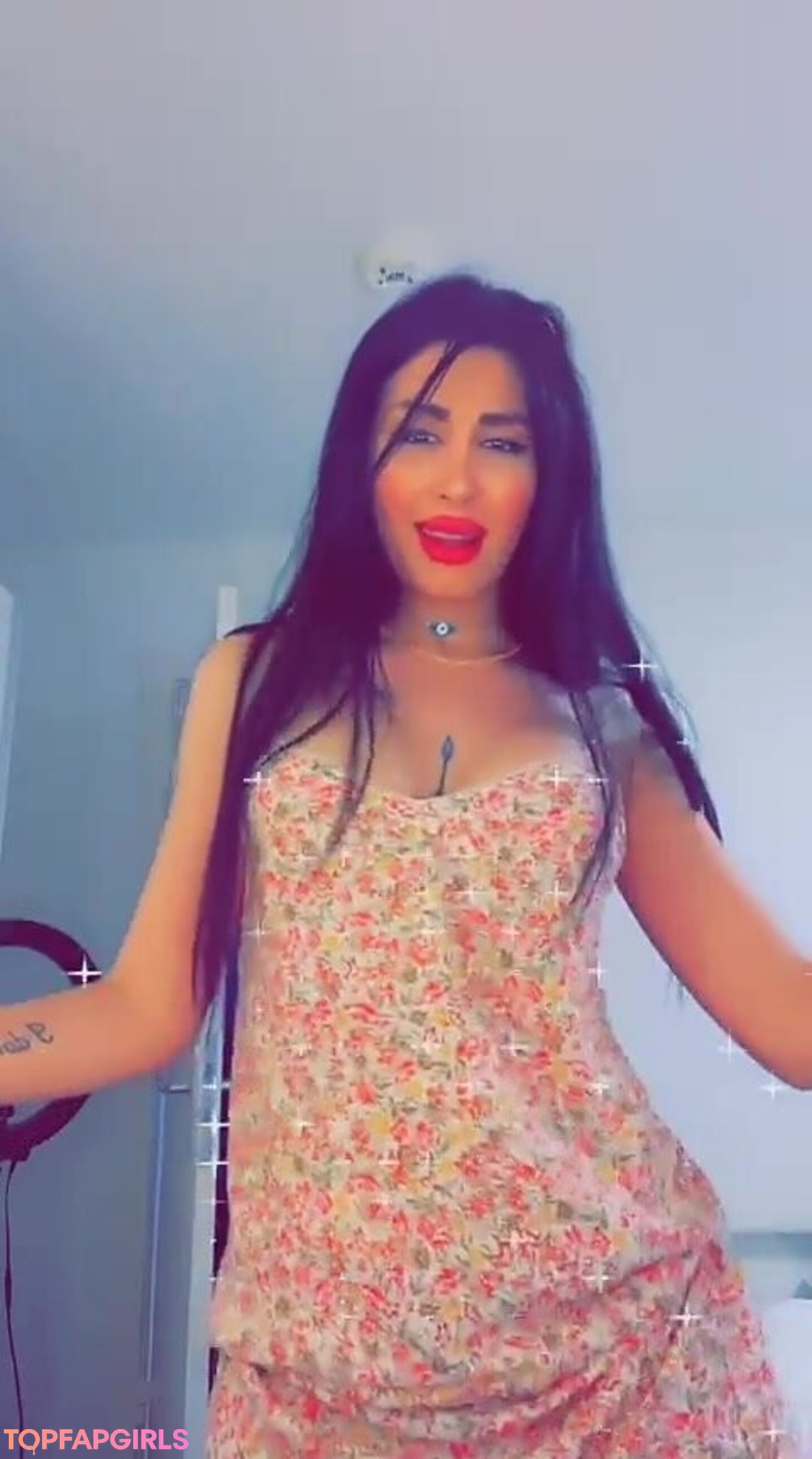 Mira Nouri model hd photo