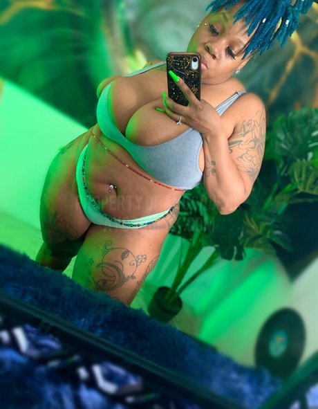 AyoSqueak model xxx photos