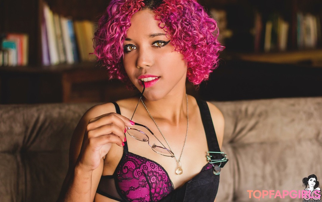 Leenda SG nude star pics