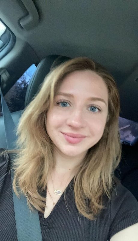 Robynator23 top profile image