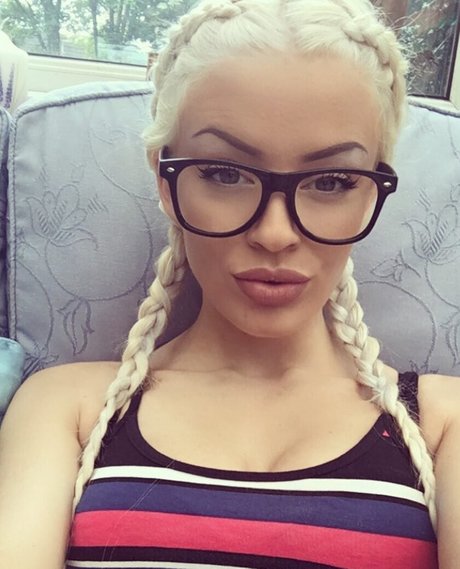 Xcandylashes model erotic pictures