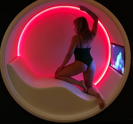 Elenamici art model image