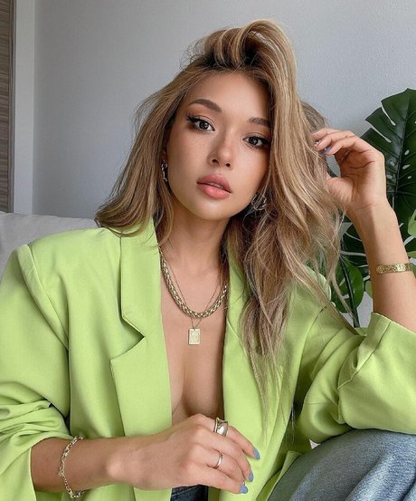 Sangyaychen model naked picture