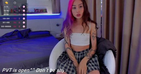 Julia Molligan hot star photo