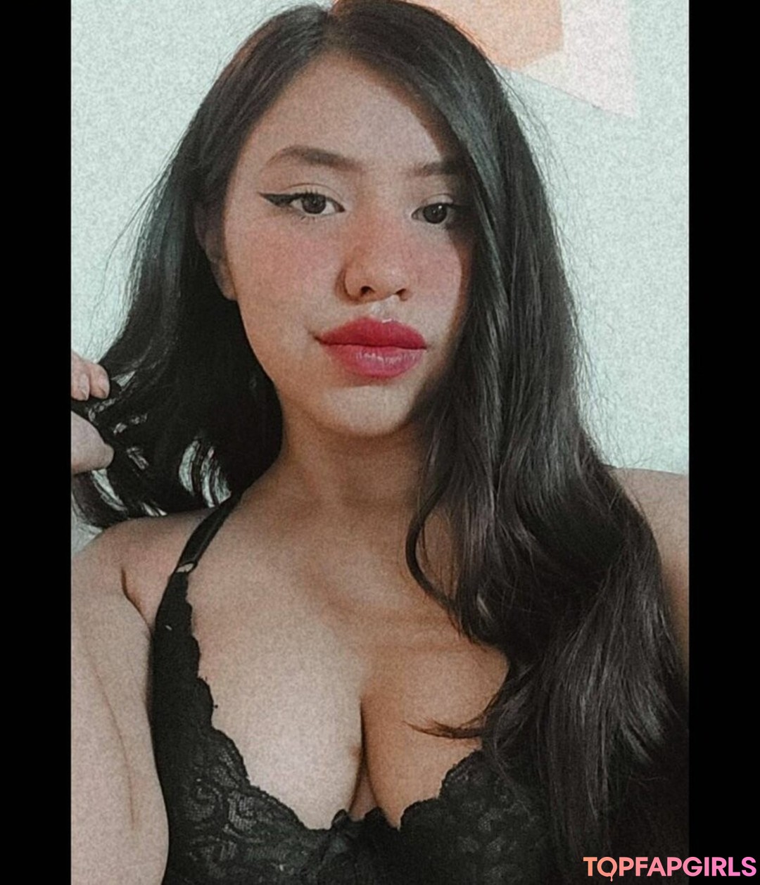 iNoheli model erotic picture